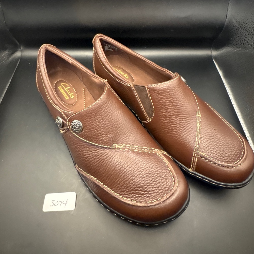 Clarks Collection slip on casual leather shoes - 9.5 Wide (NIB)